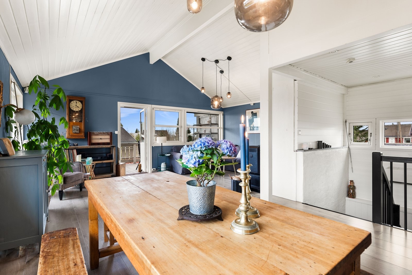 Her har en god plass til stort spisebord, som også fungerer som et naturlig skille mellom stue og kjøkken. Galleribilde