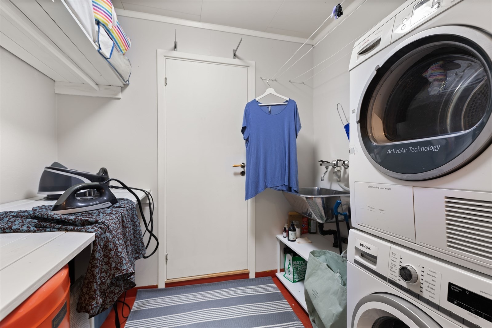 Vaskerommet har skyllekum og opplegg for vaskemaskin. Det er mekanisk avtrekk. Galleribilde