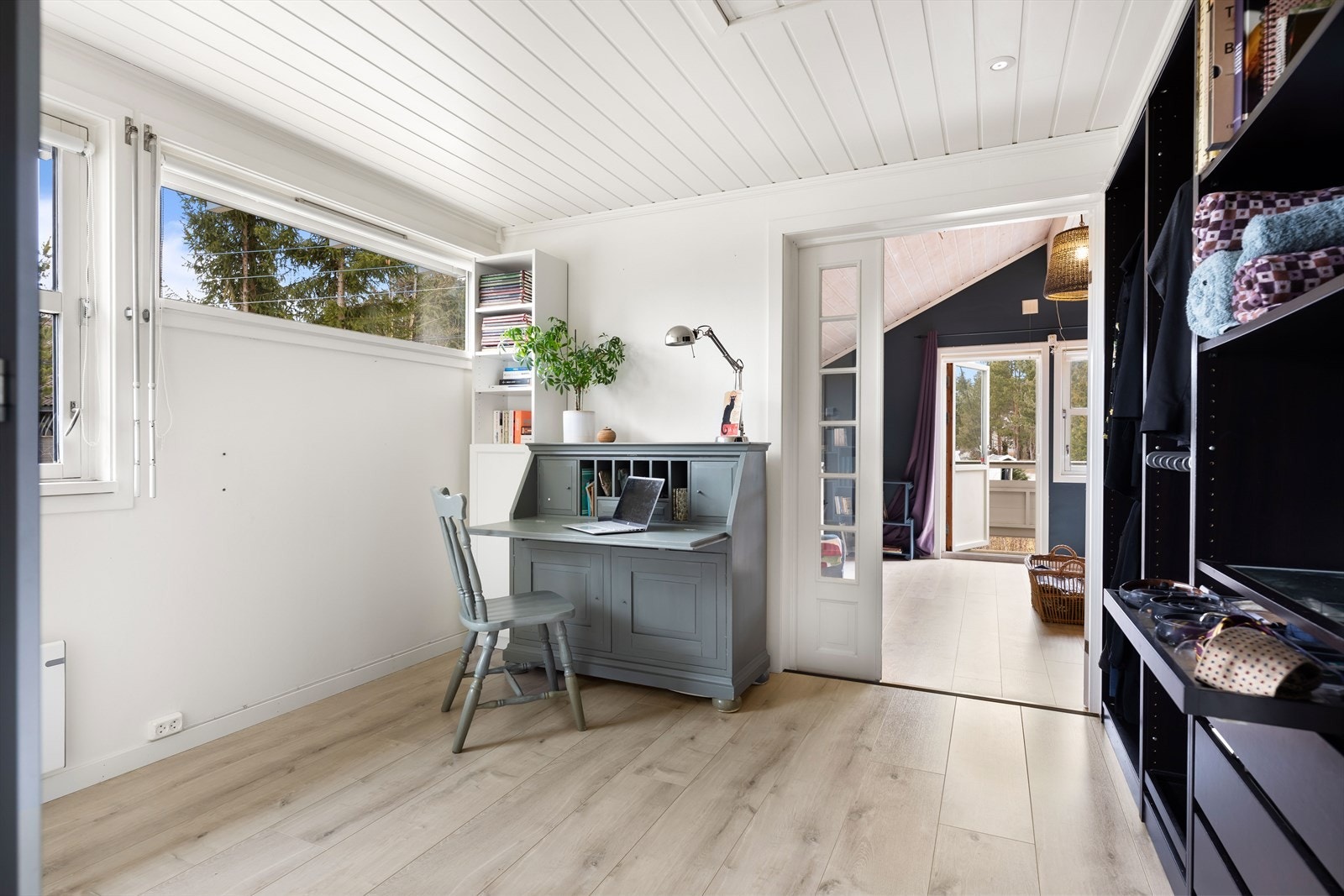 Fra hovedsoverommet er det adkomst til kontor. Rommet er innredet garderobeløsning, som gir rikelig med oppbevaringsplass og holder rommet ryddig og organisert. Galleribilde
