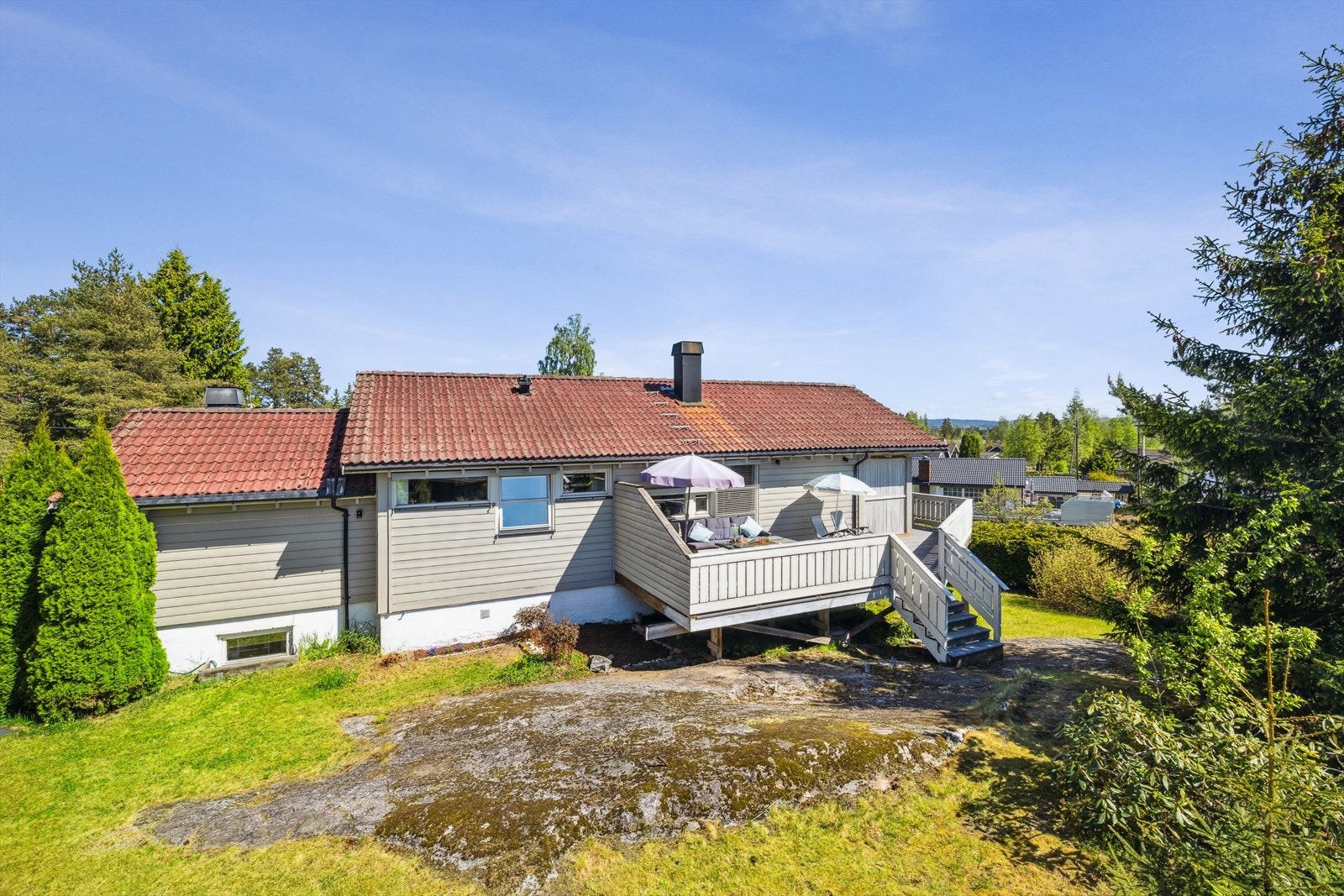 Eiendommen har en romslig tomt, bestående av plenarealer og naturtomt. Galleribilde