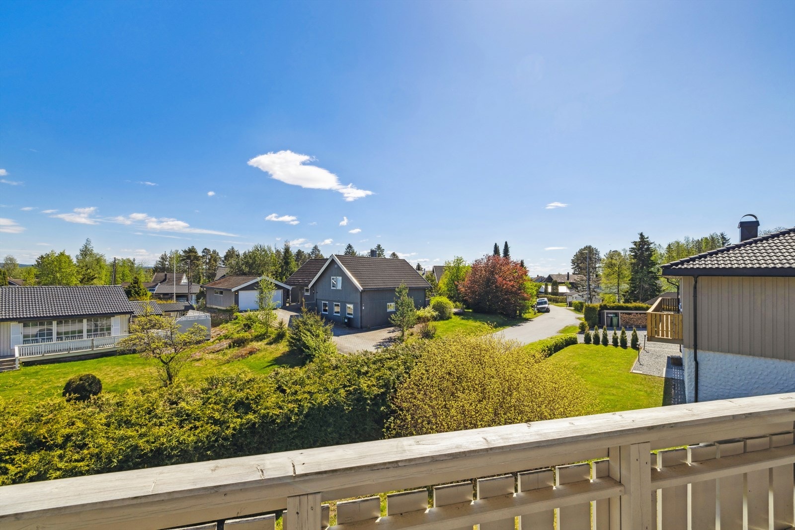 Eiendommen har en romslig og fin tomt, med flott beliggenhet i et familievennlig nabolag. Galleribilde