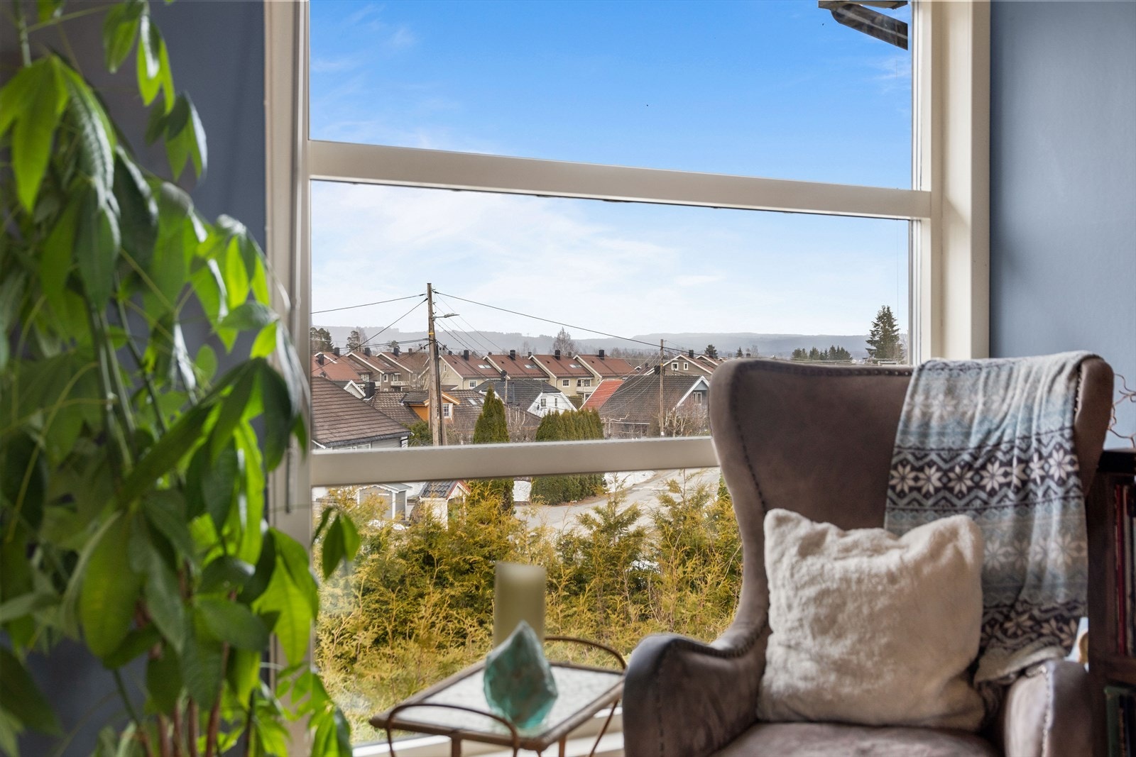 Koselig lesekrok på stuen, perfekt for å nyte en god bok eller en kopp kaffe i avslappende omgivelser. Galleribilde