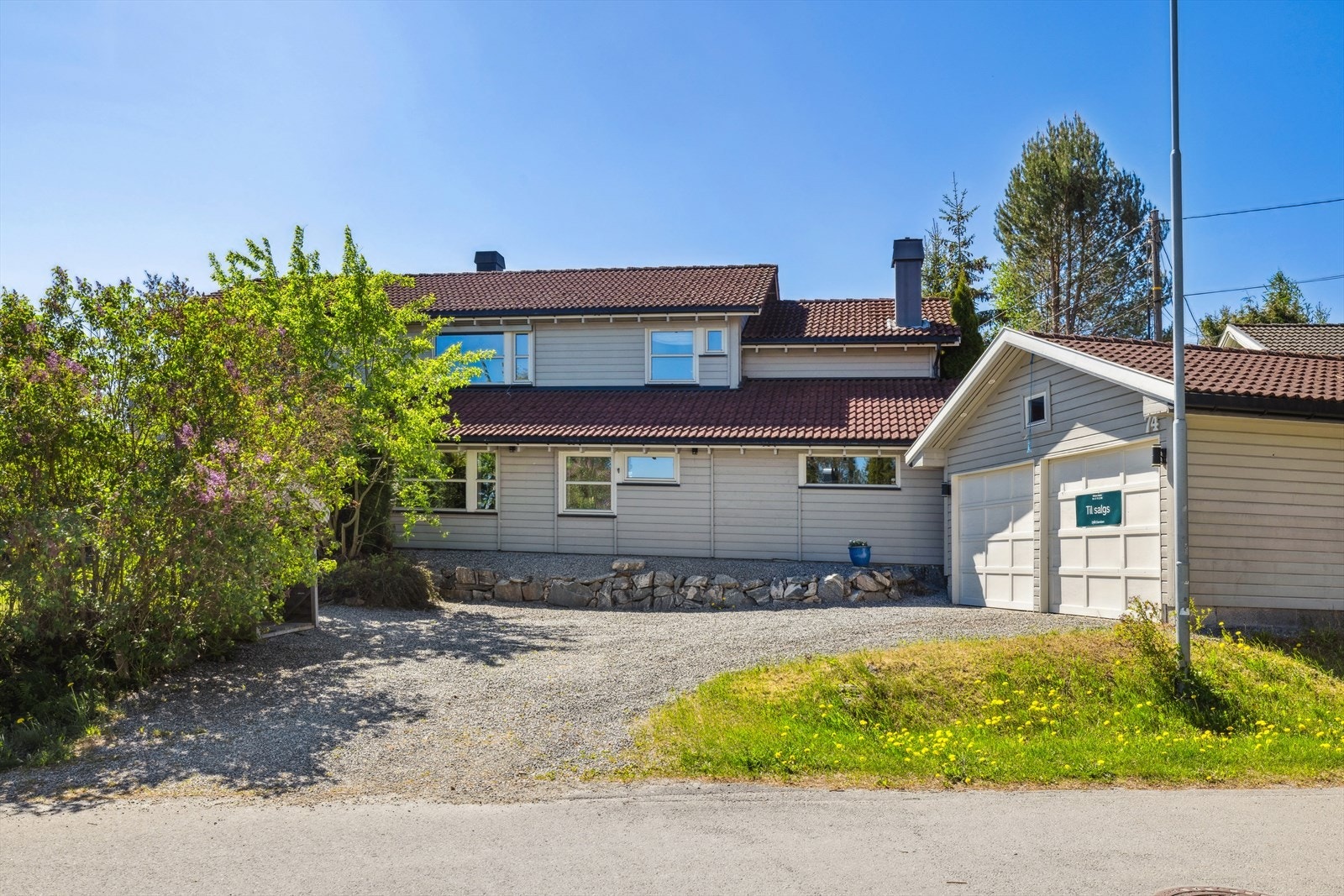 Gruset gårdsplass med god plass til bil oppstilling. Galleribilde