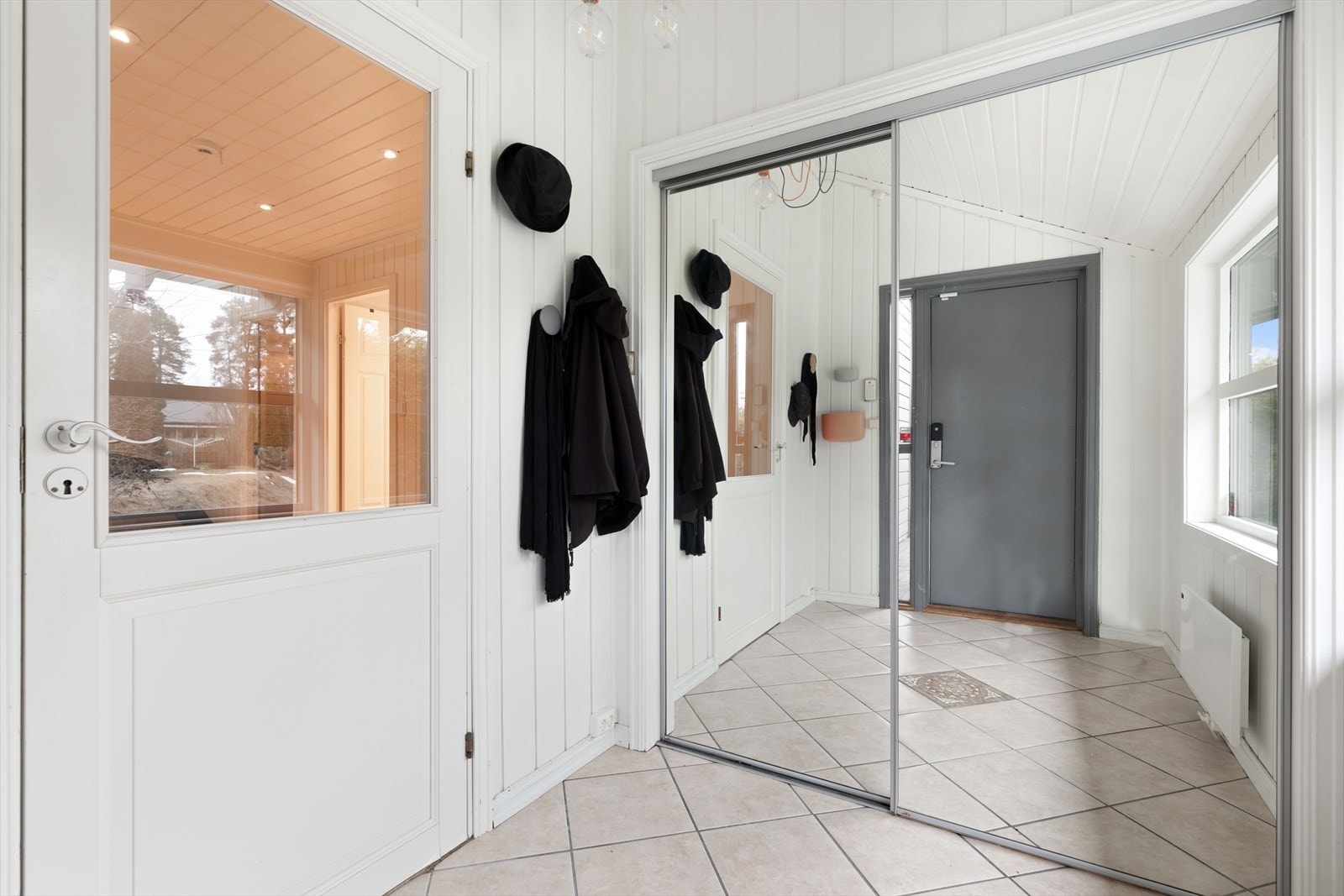 Vindfang med stor skyvedørsgarderobe med god lagringsplass. Galleribilde