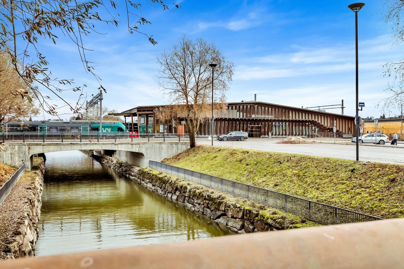 Fra boligen er det ca 7 minutter kjøring til Eidsvoll stasjon. Herfra bruker en ca 30 min til Oslo S og 19 min til Lillestrøm stasjon. Galleribilde