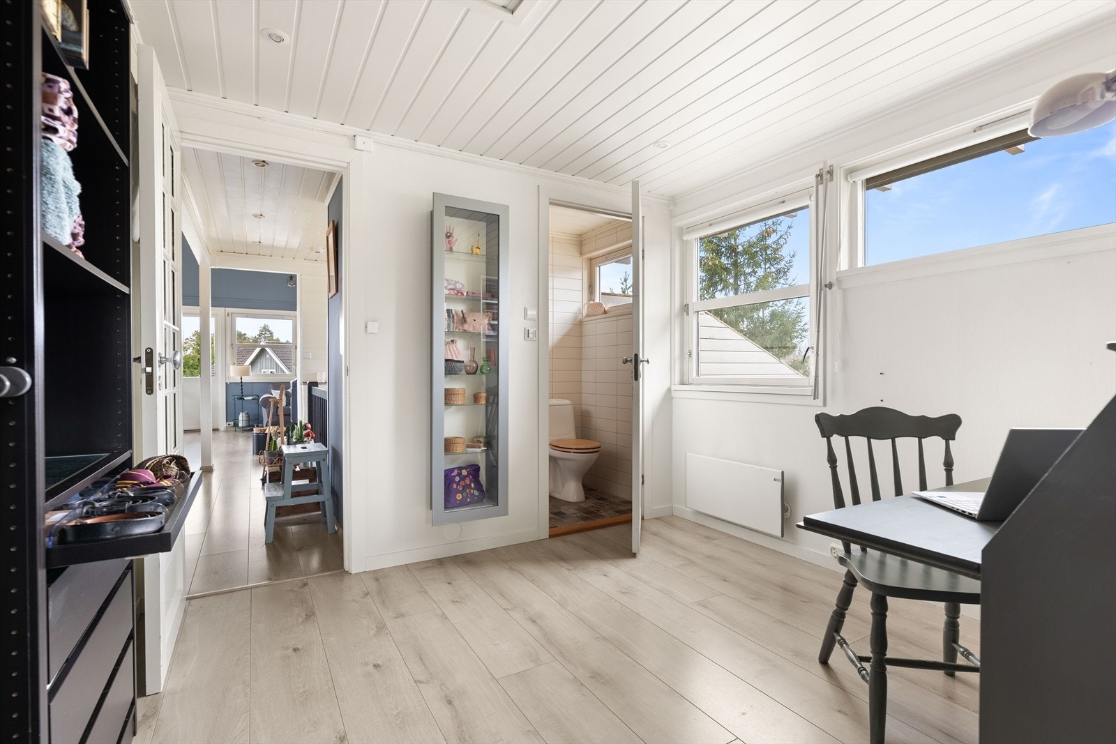 Kontoret kan også brukes som soverom ved behov og er godkjent som soverom i godkjente tegninger. Fra kontoret er det adkomst til bad. Galleribilde