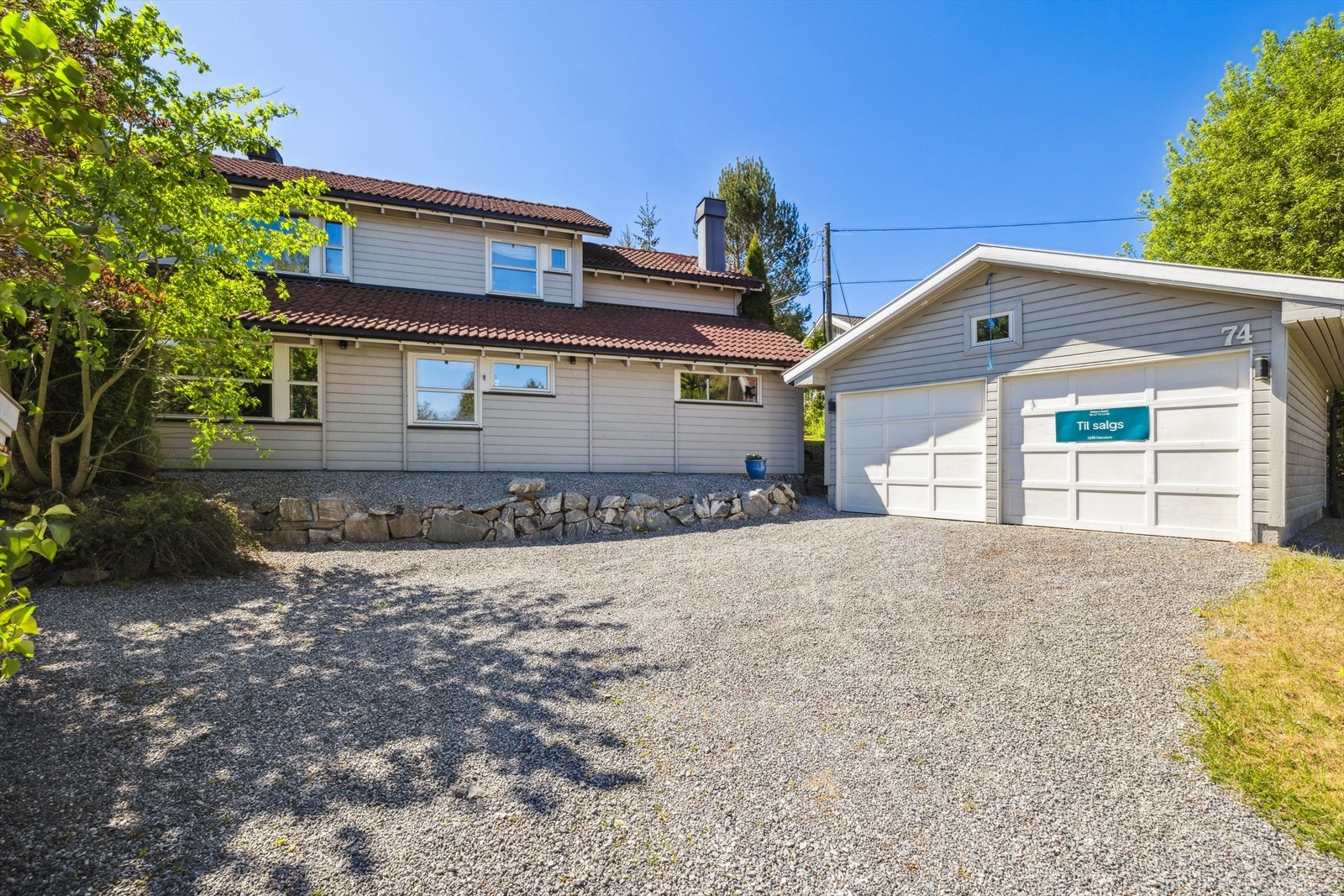 Parkering gjøres i dobbel garasje, samt godt med oppstillingsplass på tomten. Galleribilde