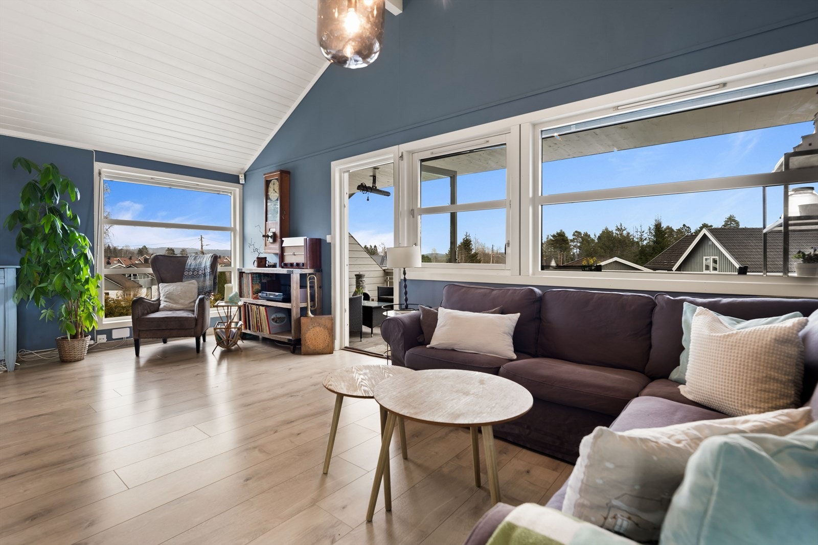 Stuen har store vindusflater som gir mye naturlig lysinnslipp og bidrar til en behagelig romfølelse. Galleribilde