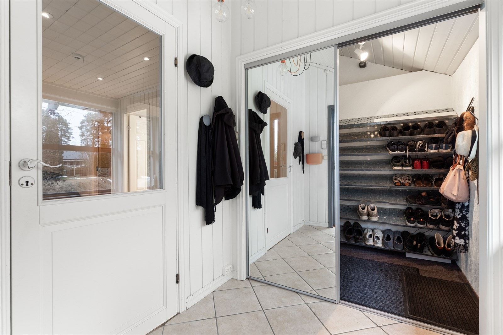 Her er plass til å henge fra seg yttertøy og sette fra seg sko i en speil-/skyvedørsgarderobe. Galleribilde