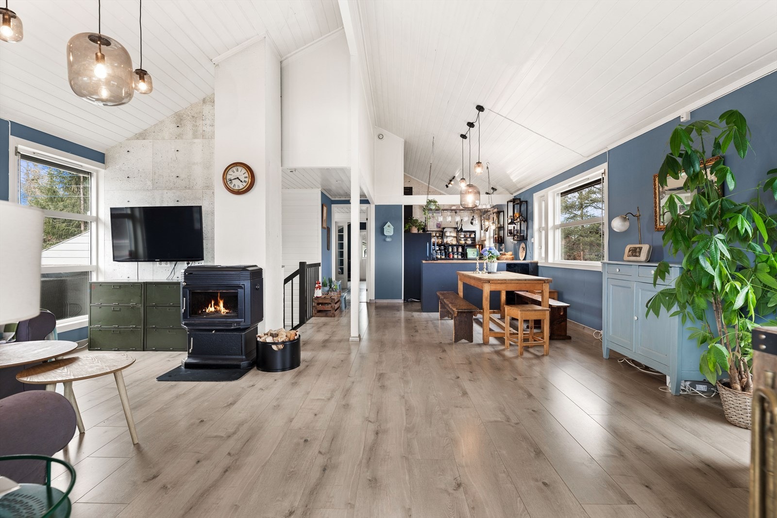 Boligen har en praktisk utformet planløsning, med stue i delvis åpen løsning mot kjøkkenet. Galleribilde