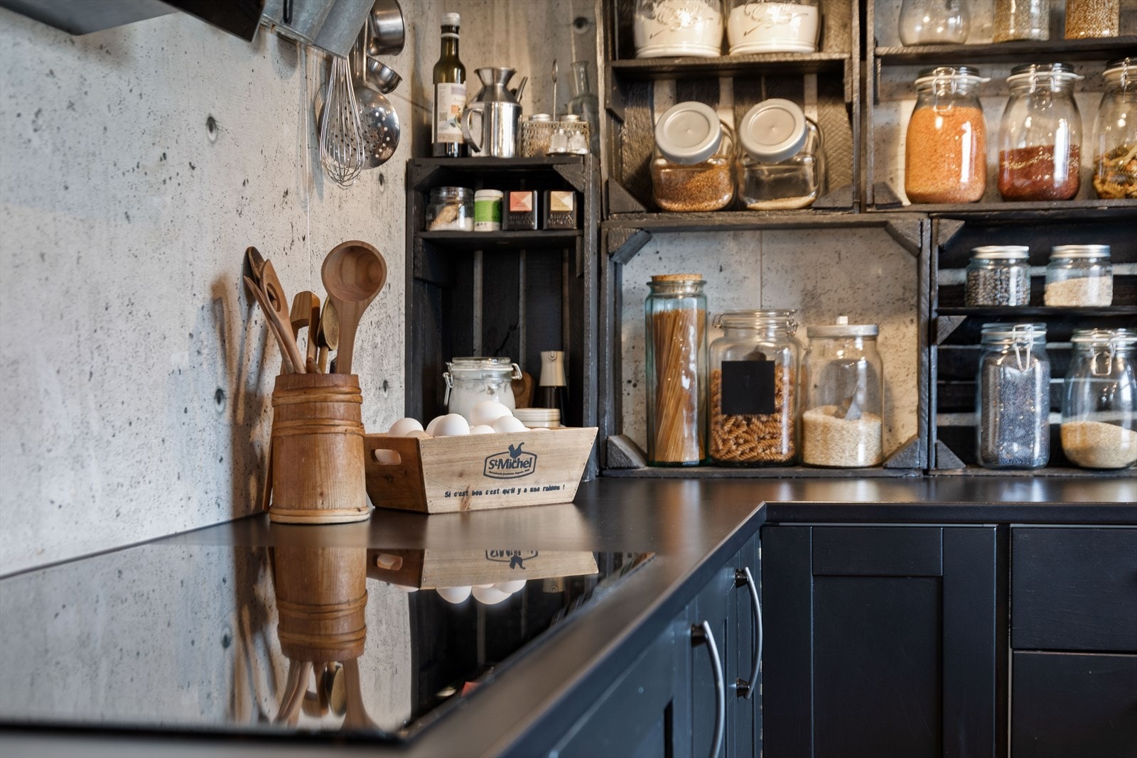 De velplasserte hyllene gjør det enkelt å organisere og finne dine favorittkrydder, og inspirerer til kreativ matlaging. Galleribilde