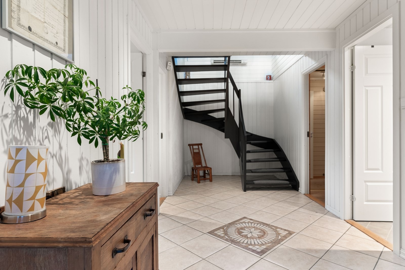 Lys og trivelig entrè med fin trappeoppgang. Galleribilde