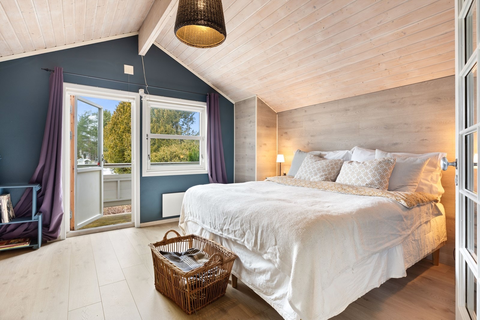 Etasjen inneholder ett soverom, med direkte utgang til balkong. Perfekt for å starte dagen med en kopp kaffe i solen. Galleribilde