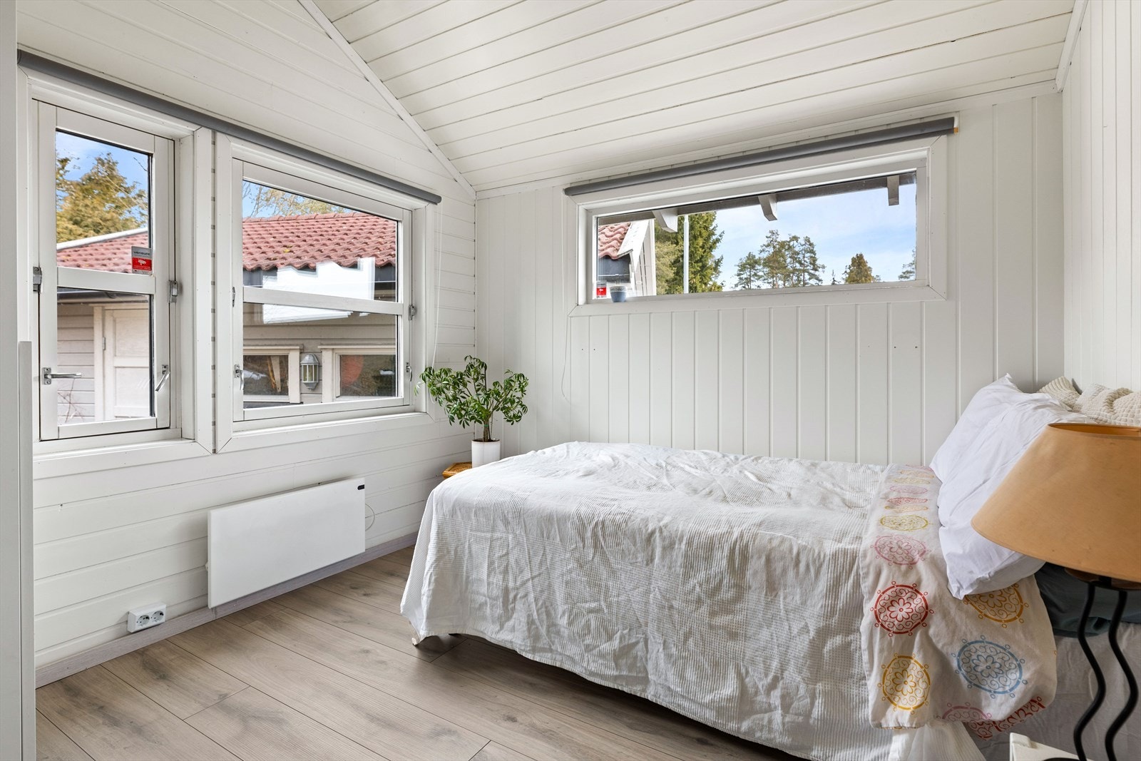 Rommet oppleves lyst og trivelig med god plass til innredning Galleribilde