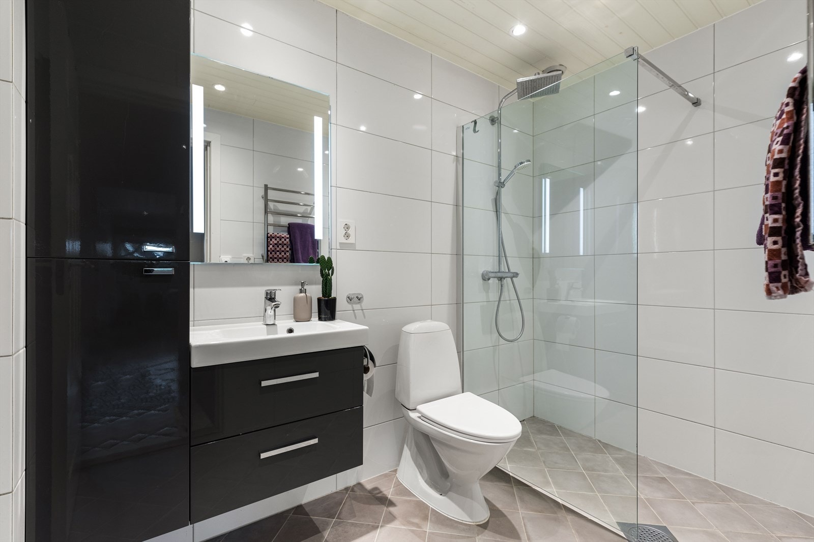 Flislagt baderom 1. etasje med innredning med nedfelt servant, toalett og dusjvegger/hjørne. Varmekabler i gulv. Galleribilde