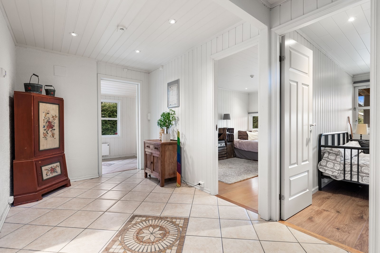 Fra entrèen er det videre adkomst til 2 romslige soverom. Galleribilde