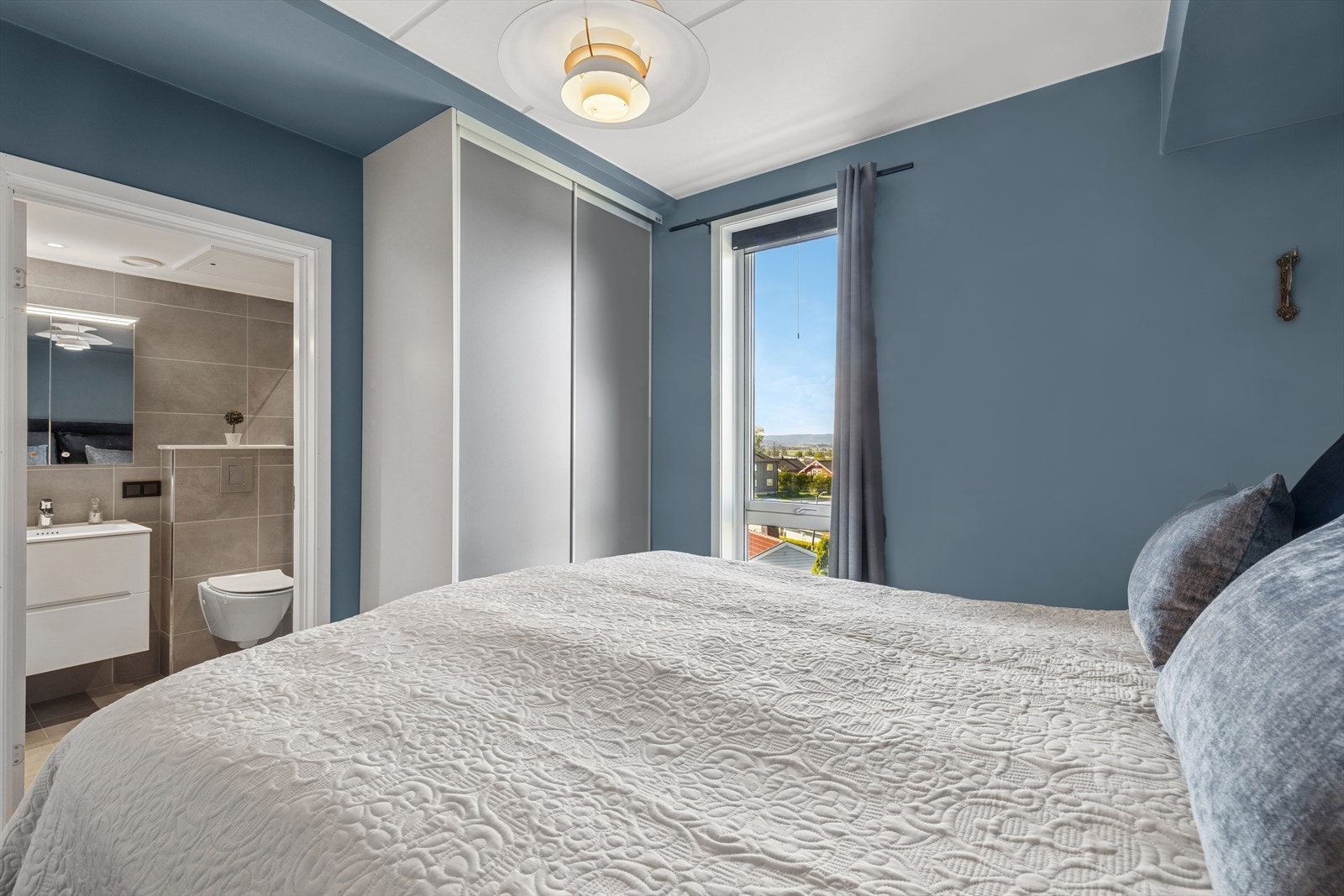 Hovedsoverommet har skyvedørsgarderobe og har en suiteløsning med tilgang til eget bad. Galleribilde