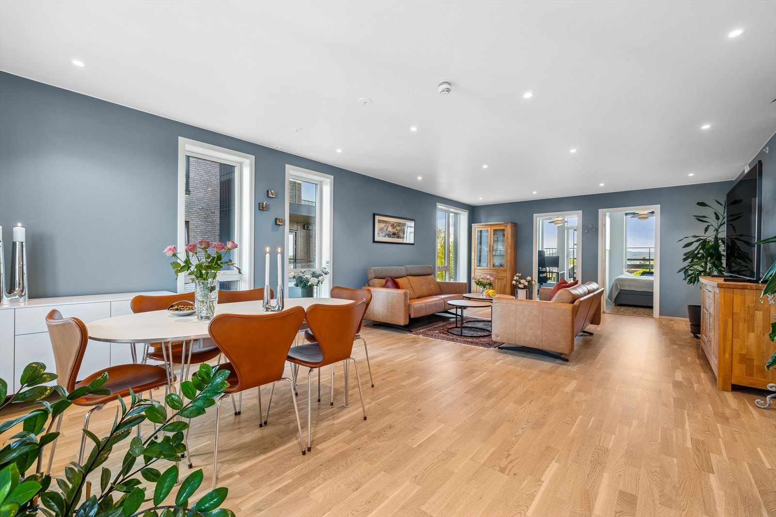 Stuen er av generøs størrelse og kan by på flere innredningsmuligheter. Galleribilde