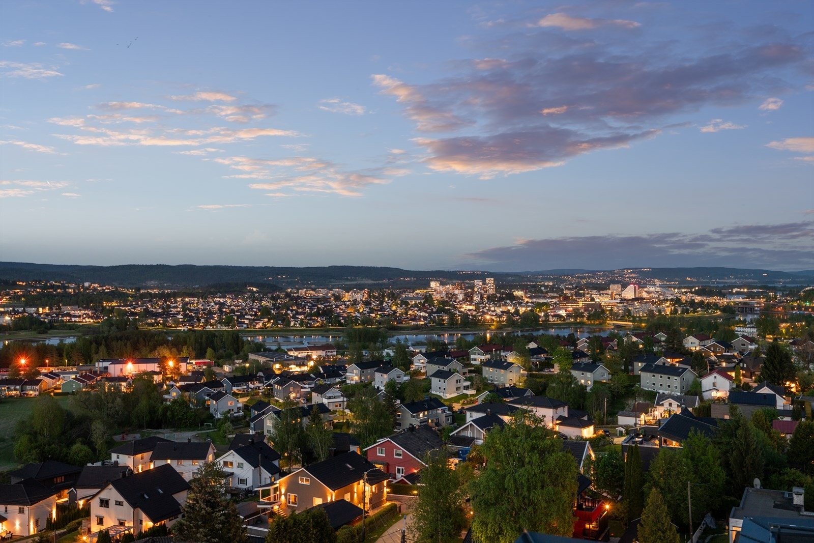 Eiendommen ligger i et sentralt, populært og meget barnevennlig boligområde på Skjetten i Lillestrøm kommune. Galleribilde