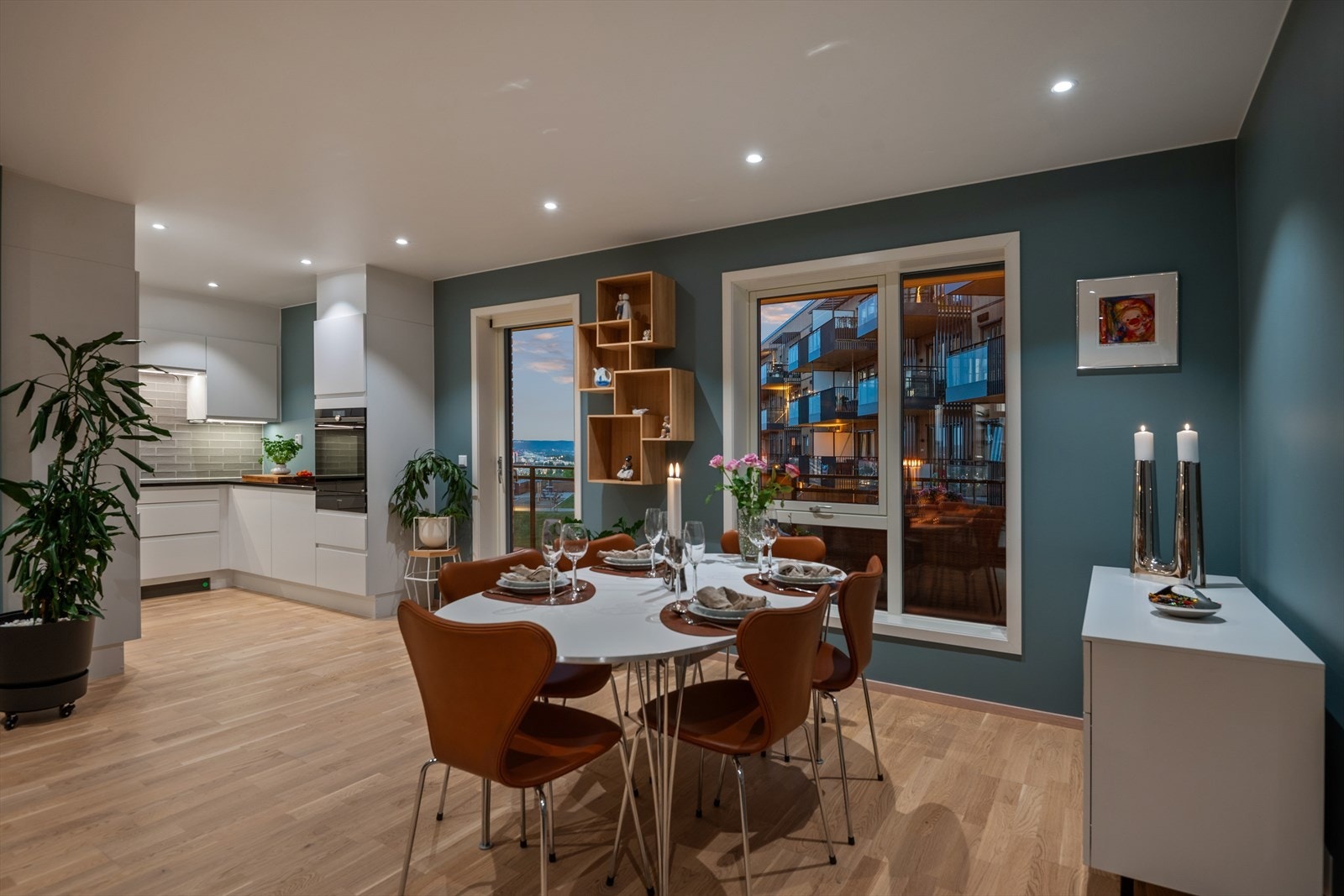 I deler av stuen, i tilknytning til kjøkkenet er det plass til spisestue, hvor gode måltider og hyggelig selskap
kan nytes. Galleribilde