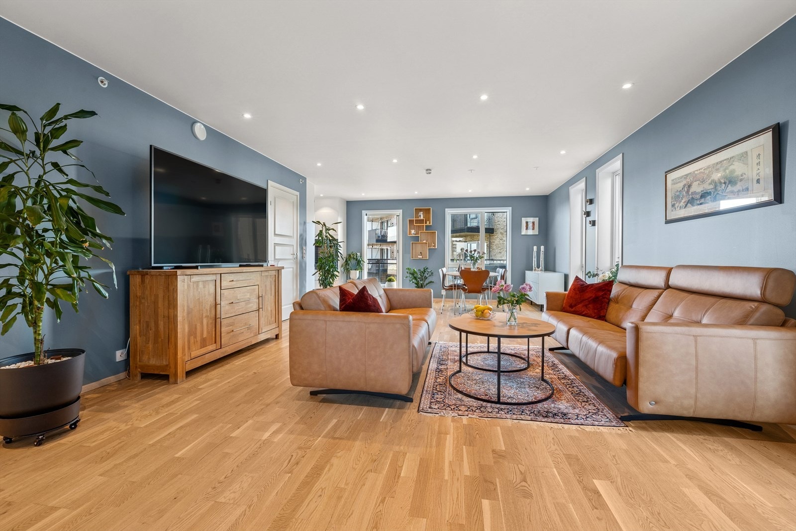 Leiligheten byr på lyse og romslige oppholdsrom. Stuen er malt i en fin farge og har pen parkett på gulvet. Galleribilde