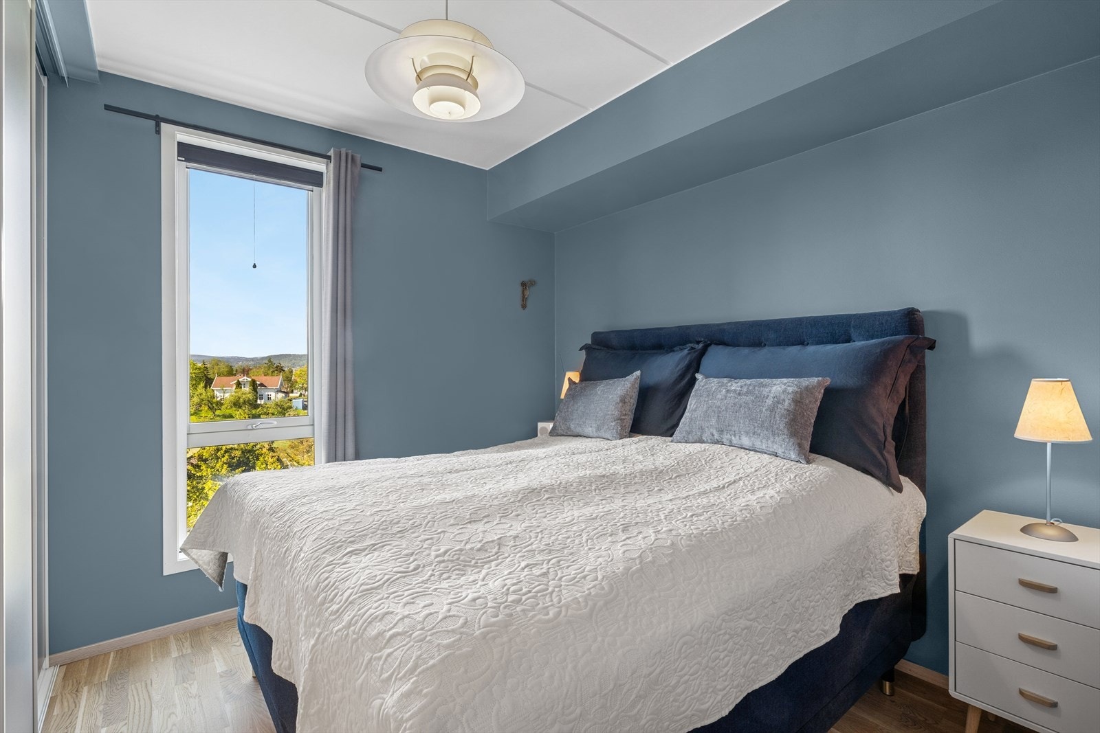 Videre byr leiligheten på tre gode soverom. Galleribilde