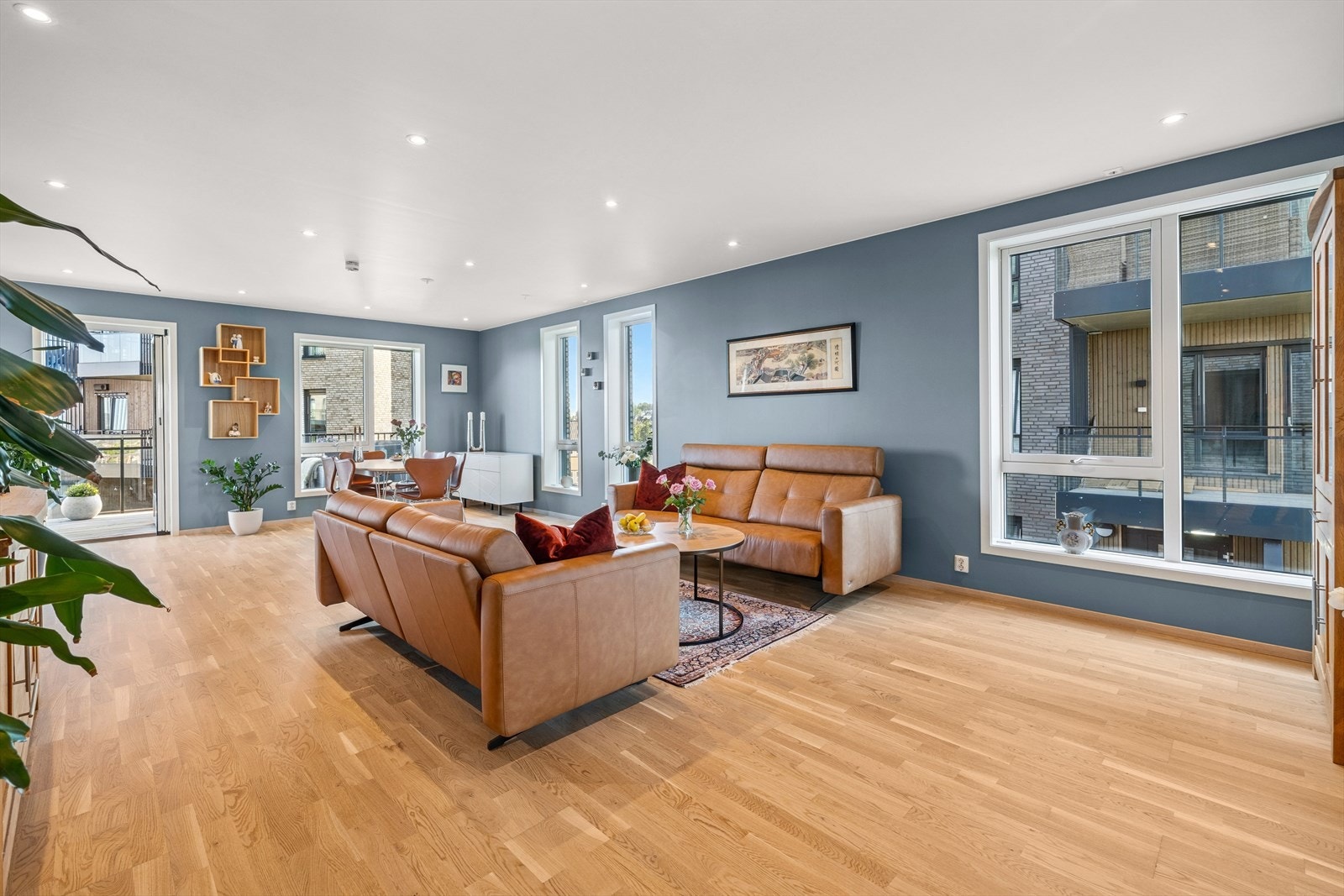 Videre byr stuen på flere vindusflater som slipper inn naturlig lys, som skaper en god atmosfære i rommet. Galleribilde