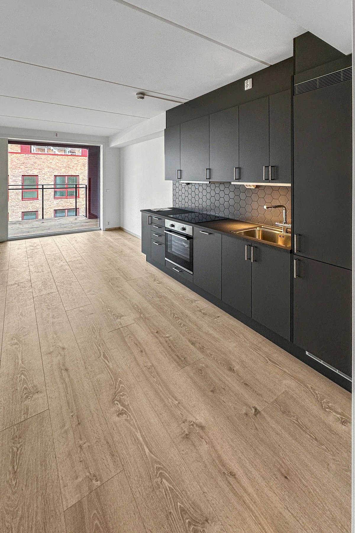 Med åpen løsning mot stuen blir kjøkkenet en sosial sone, også under matlagingen. Galleribilde