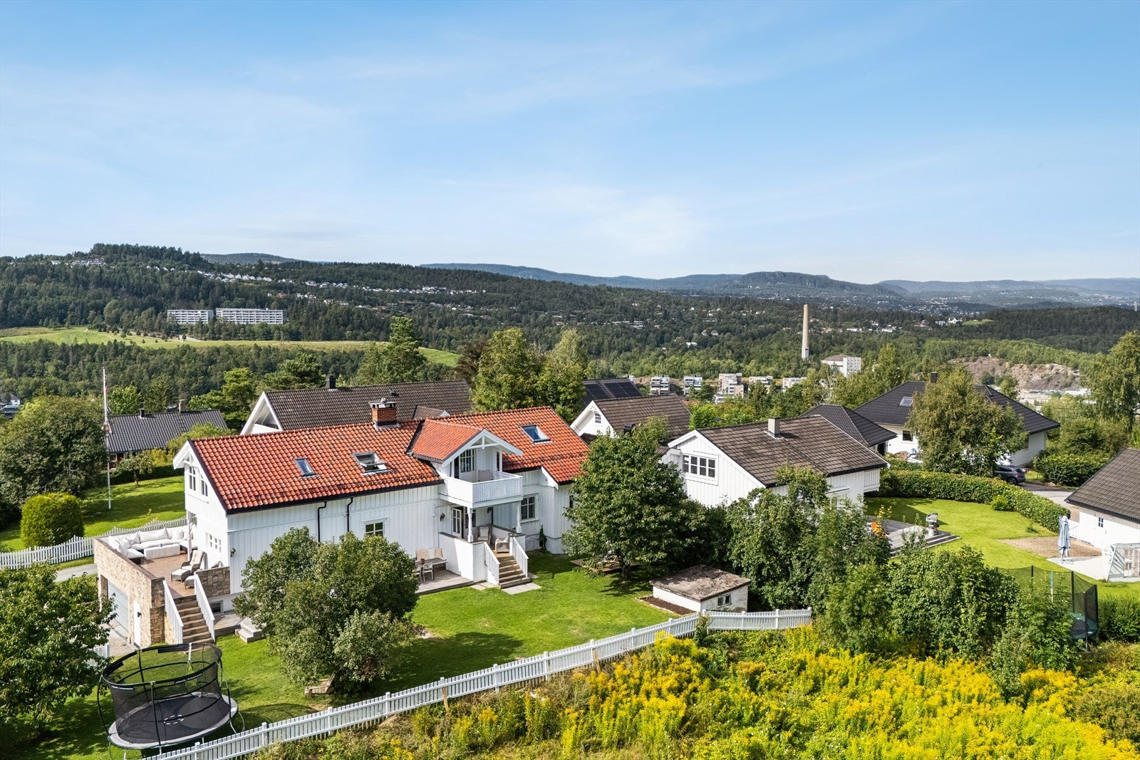 Bergeråsen 11 har en flott beliggenhet, som bl.a. grenser mot friområde Galleribilde