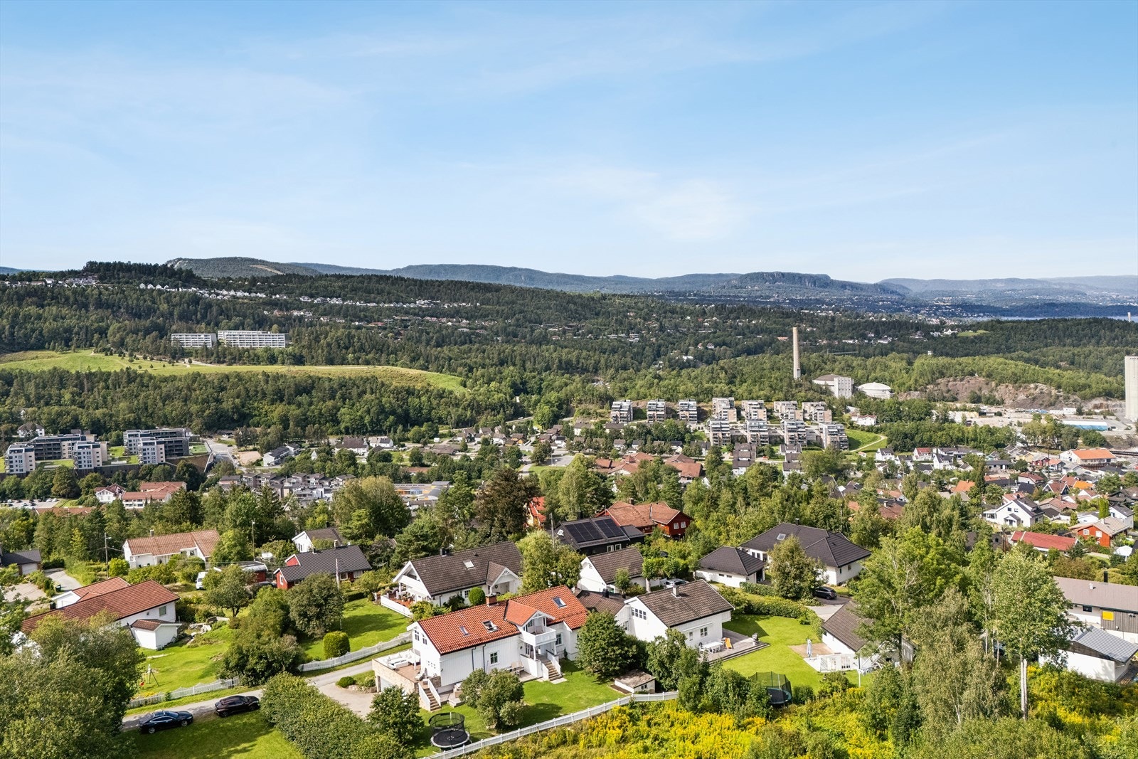 Attraktiv og sentral beliggenhet med nærhet til flotte turområder både langs fjorden og marka, skoler, handlesenter, offentlig kommunikasjon mm. Galleribilde