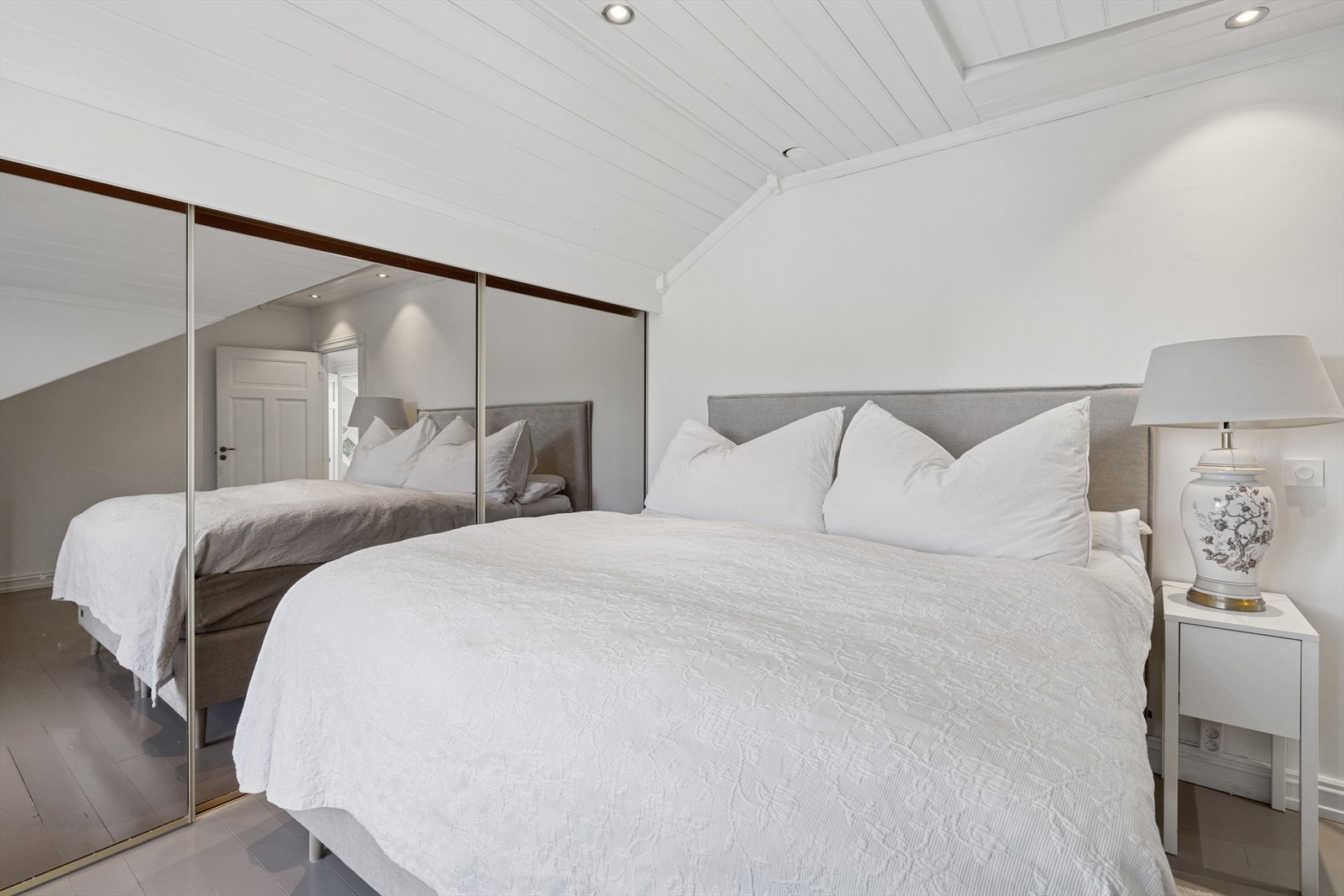 Her er det godt med lagringsplass i innebygd skapløsning. Galleribilde