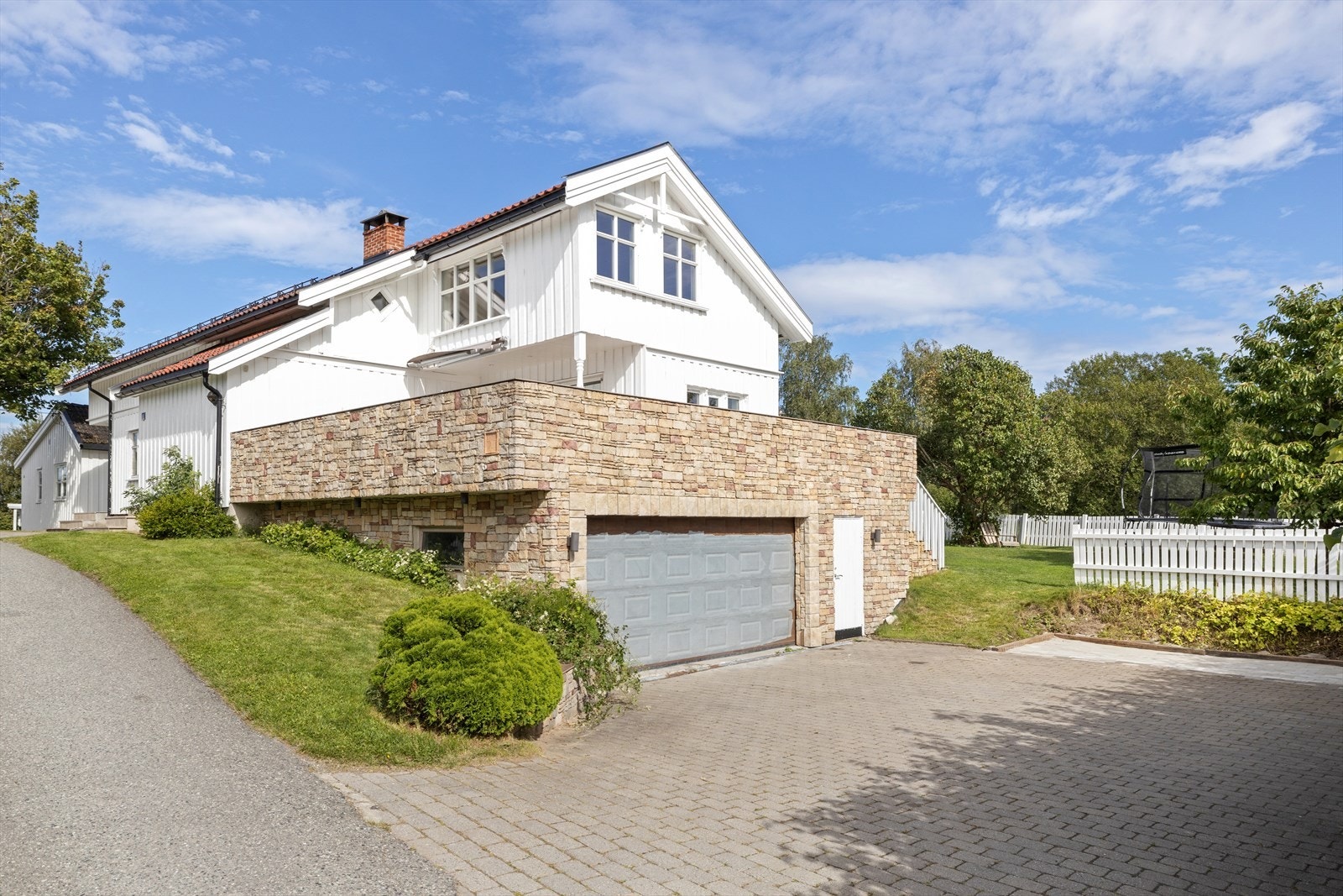 Boligen har en integrert garasje med 3 boder, samt parkering på egen tomt Galleribilde