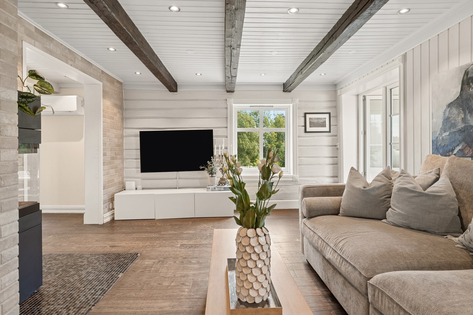 Et lyst og åpent rom med lun atmosfære. Galleribilde