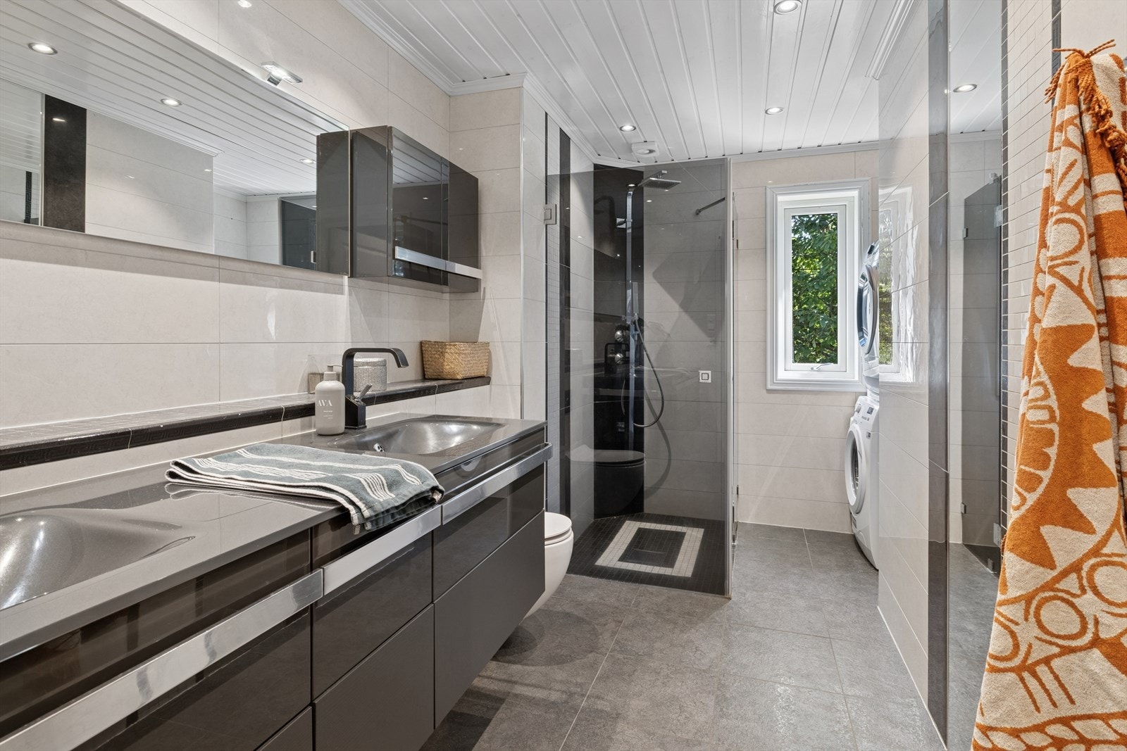 Badet i 1. etasje er fra 2009 og har flislagte overflater, downlights i himling og behagelig gulvvarme. Galleribilde