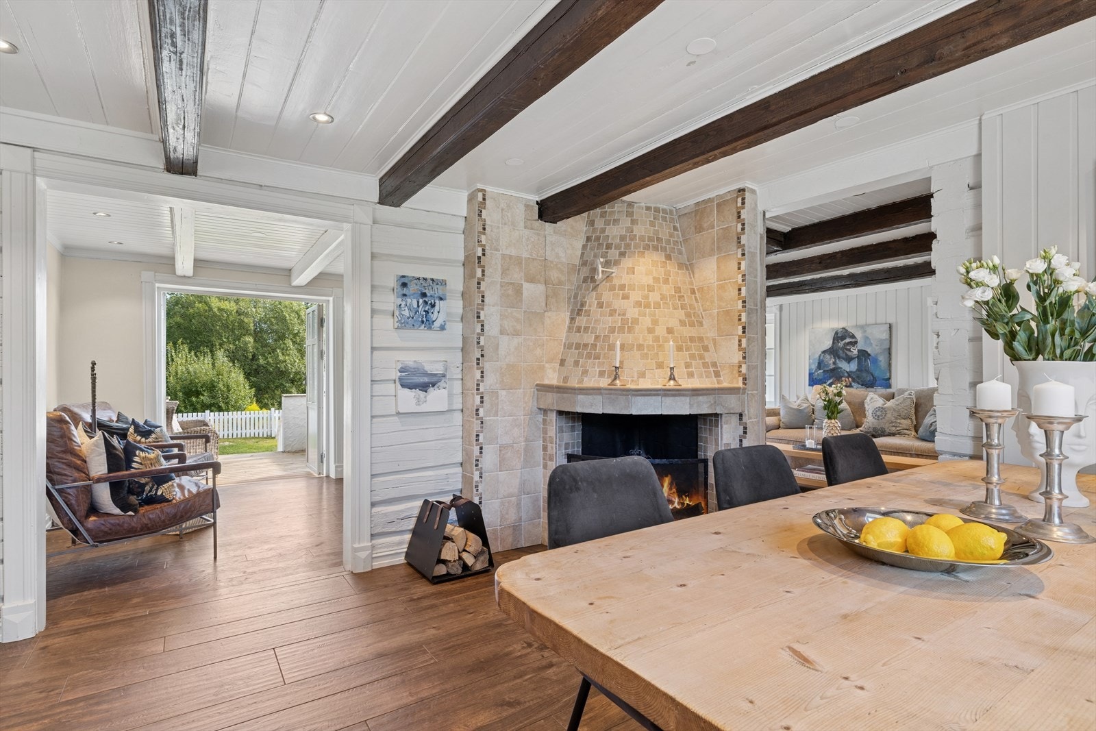 I spisestuen har boligen en åpen peis. Galleribilde