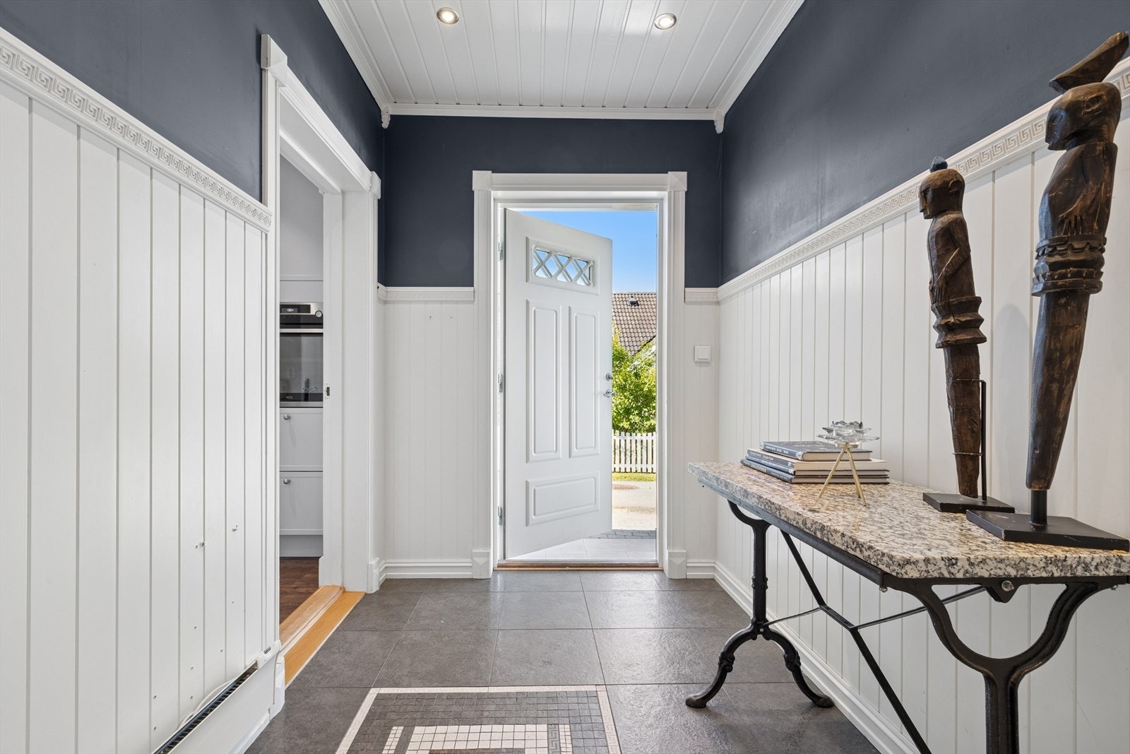 Man ønskes velkommen i en flislagt entré. Galleribilde