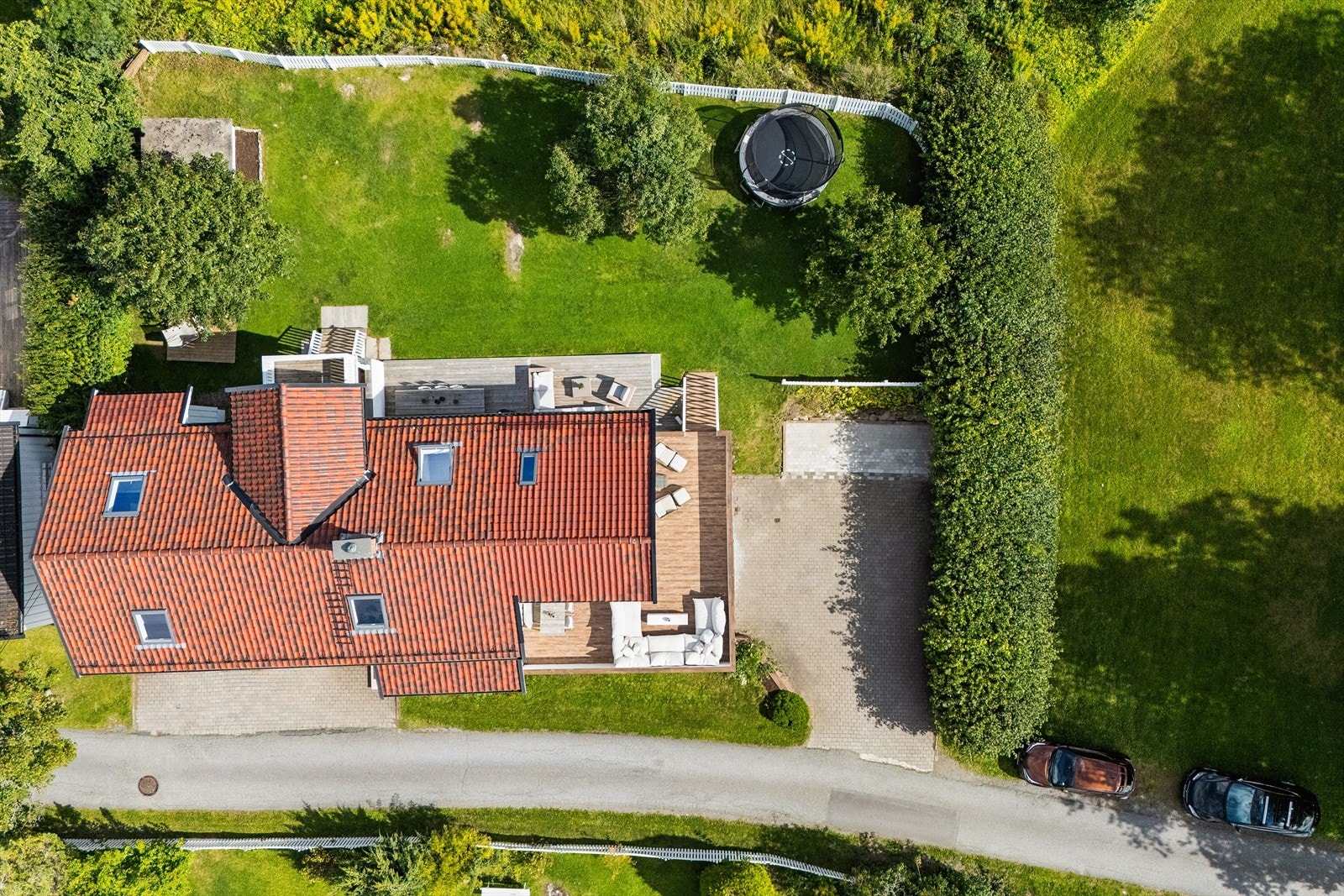 Eiendommen har en stor og eiet tomt på 786,3 kvm. Galleribilde