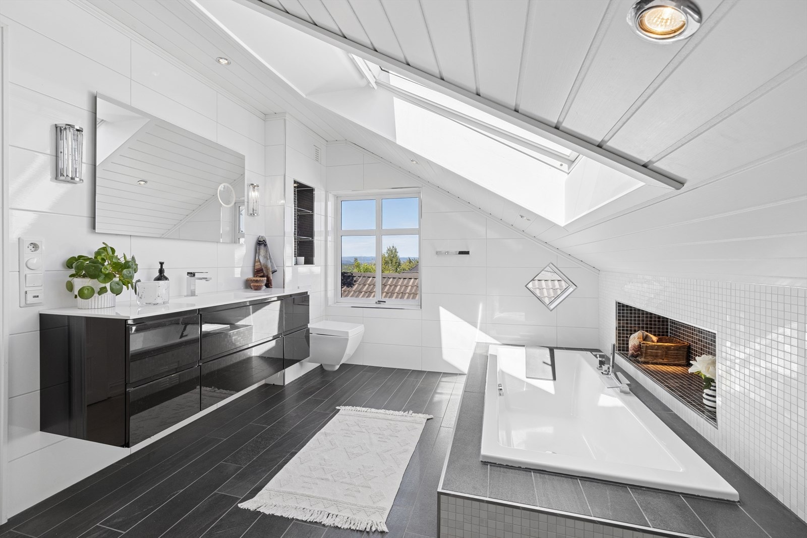 Badet i 2. etasje er fra 2012 og har flislagte overflater, downlights i himling og behagelig gulvvarme. Galleribilde