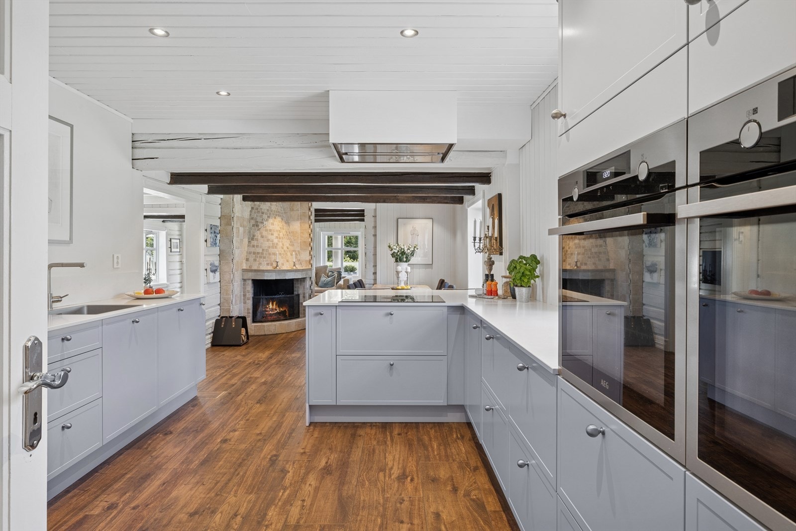 Induksjonstopp, to stekeovner og oppvaskmaskin er integrert i innredningen. Galleribilde