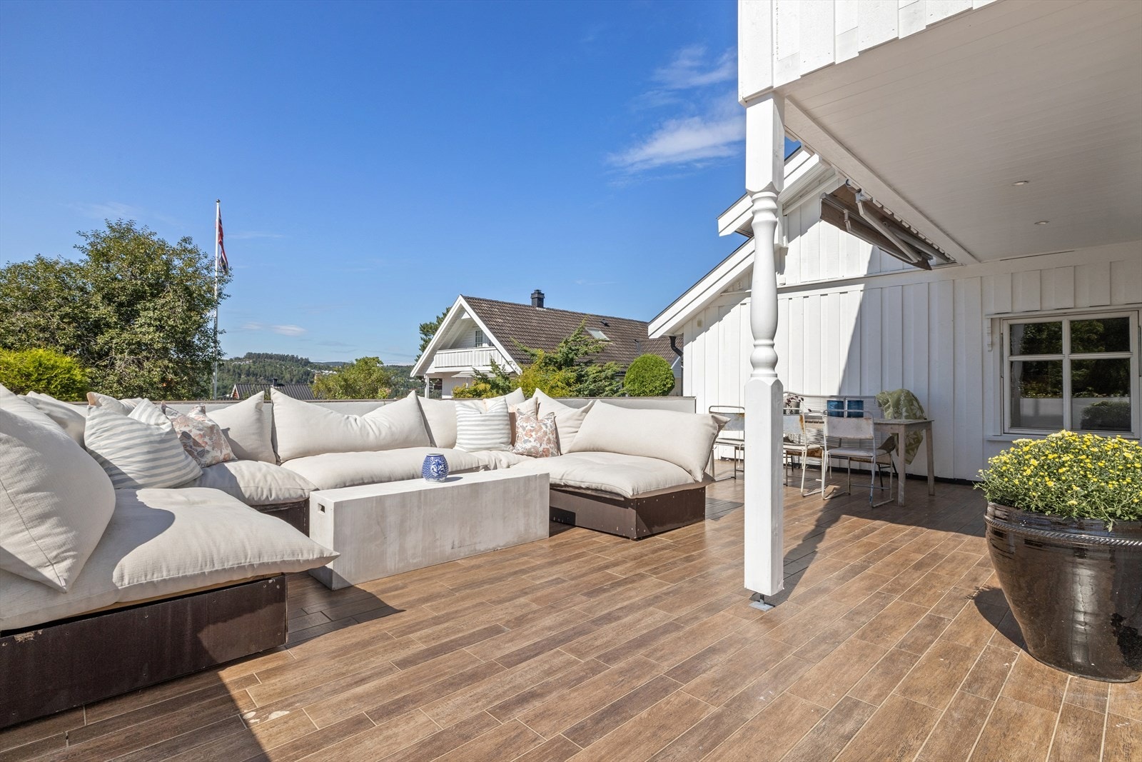 Boligen har flere fine uteområder med gode solforhold. Galleribilde