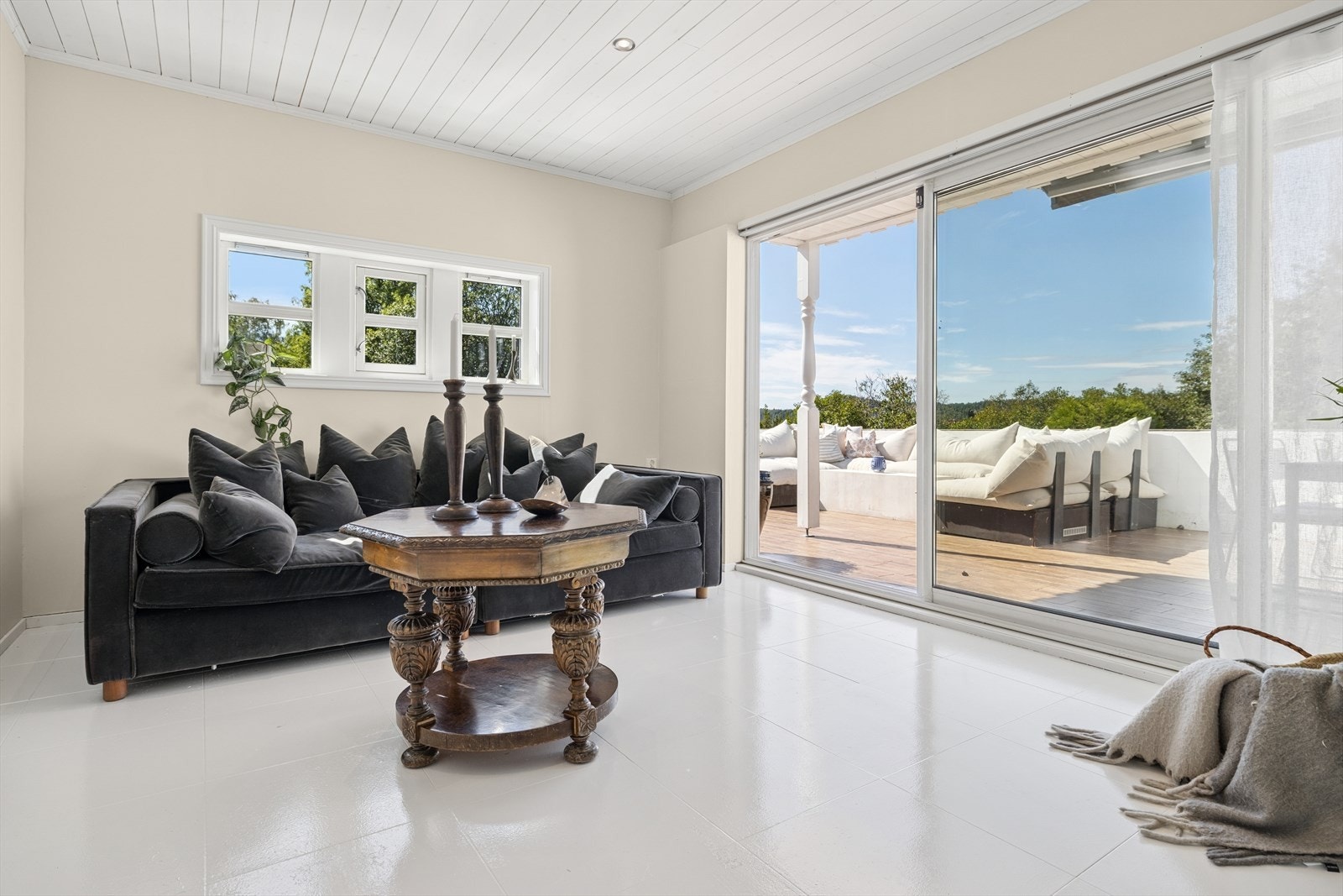 Boligen ble tilbygd med en hagestue som binder sammen ute- og inneområdene. Galleribilde