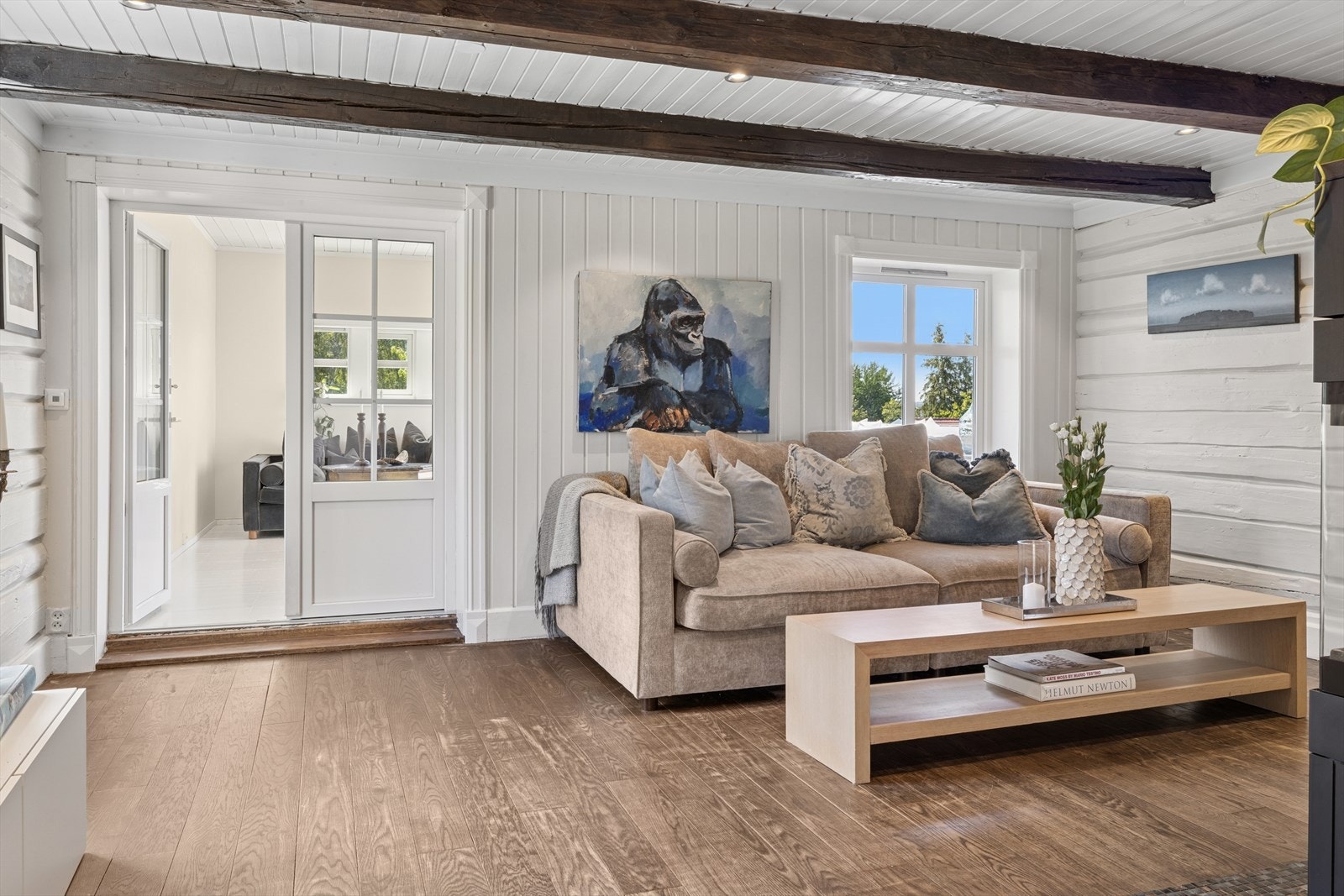 Lengre inn i boligen ligger en av stuene. Galleribilde