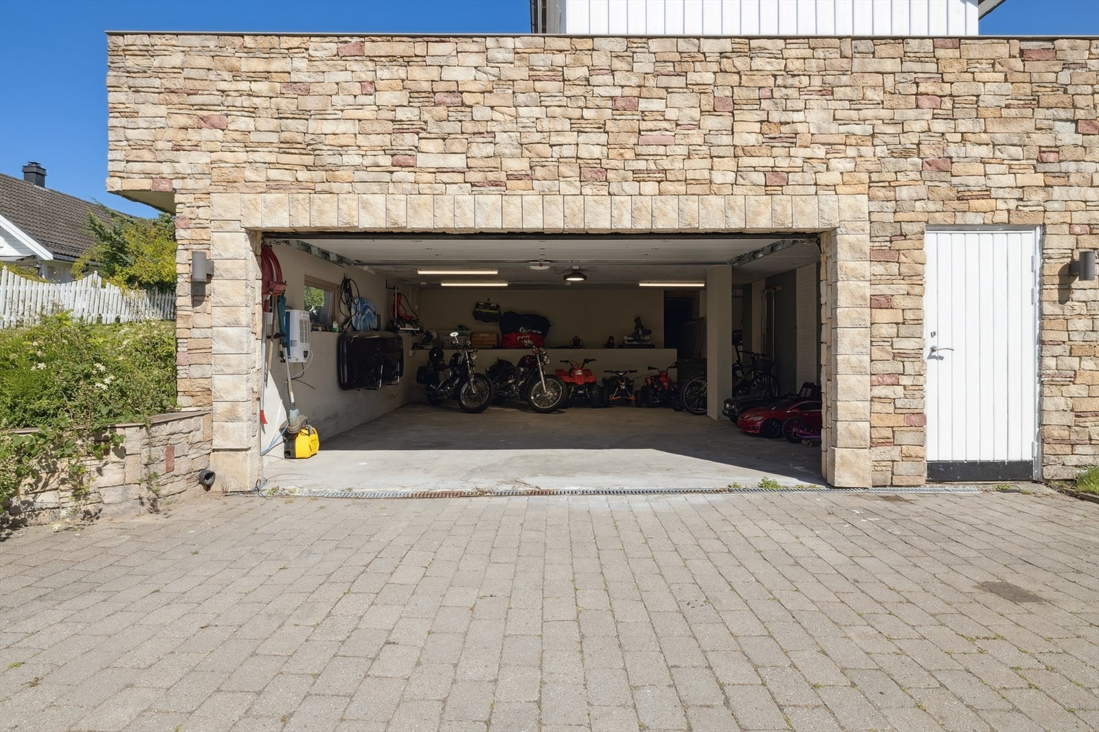 Parkering i integrert dobbel garasje på 48 kvm. Galleribilde