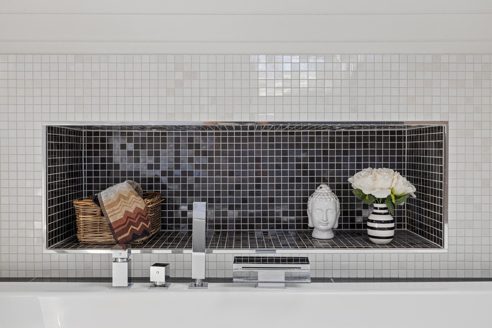 Innfelt hylle med god plass til såper. Galleribilde