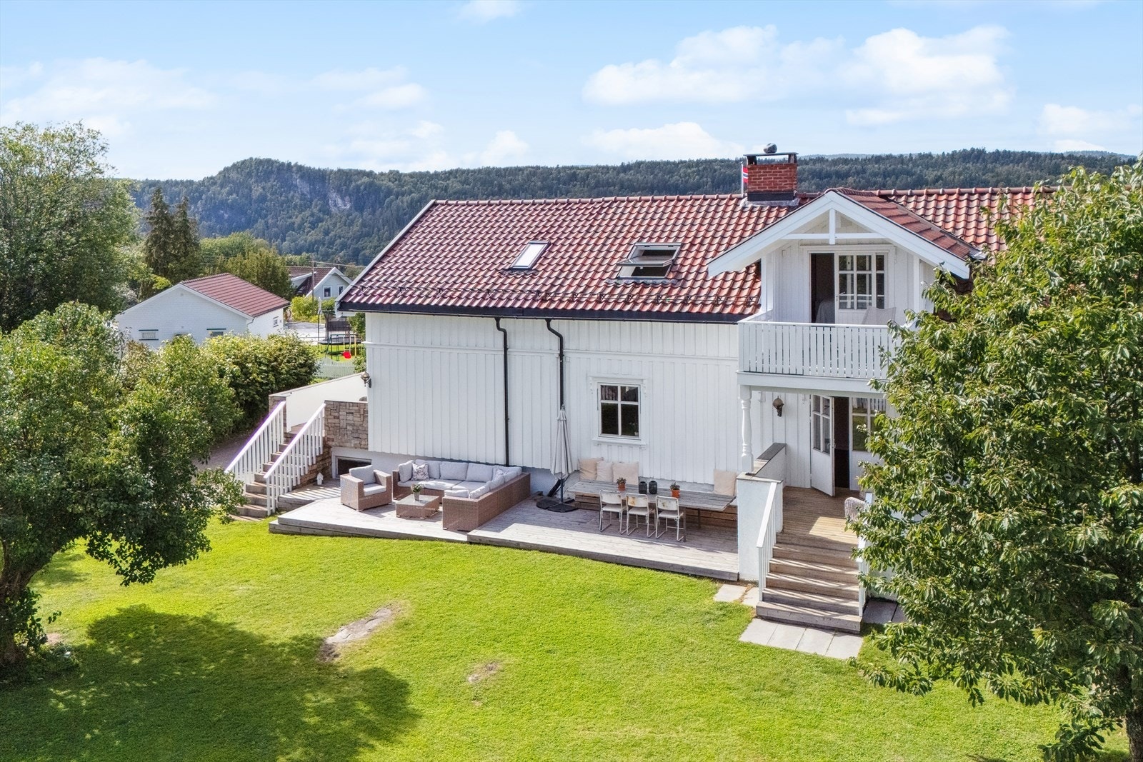 Boligen måler 202 kvm (internt bruksareal) og strekker seg over to plan. Galleribilde