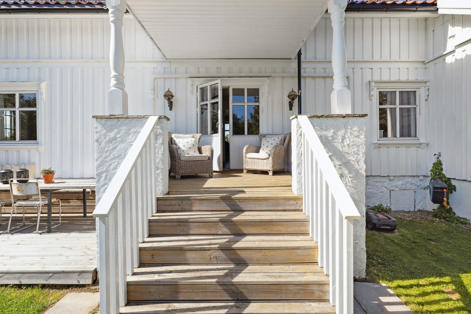 Det er terrasser ut fra flere deler av boligen samt markterrasse i hagen. Galleribilde