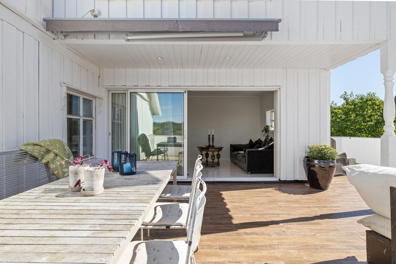 Terrasse er delvis overbygd, samt en elektrisk markise. Galleribilde