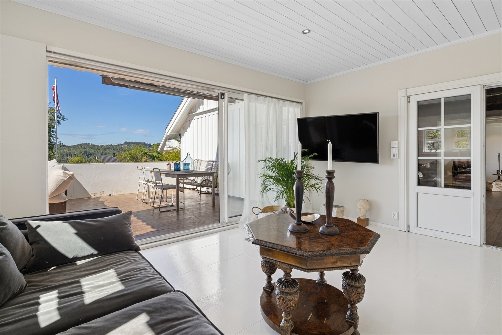 Stuen er lys og romslig, og gir ekstra boltreplass for familien. Galleribilde