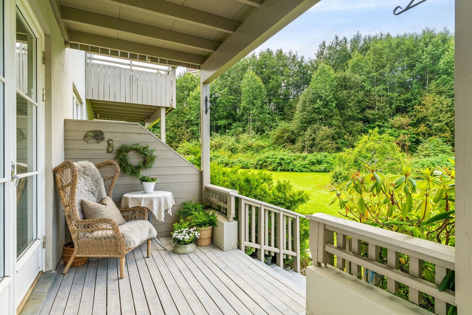 Her har du enkel adkomst til sameiets felles frodige hage med plen og grønt beplanting. Galleribilde