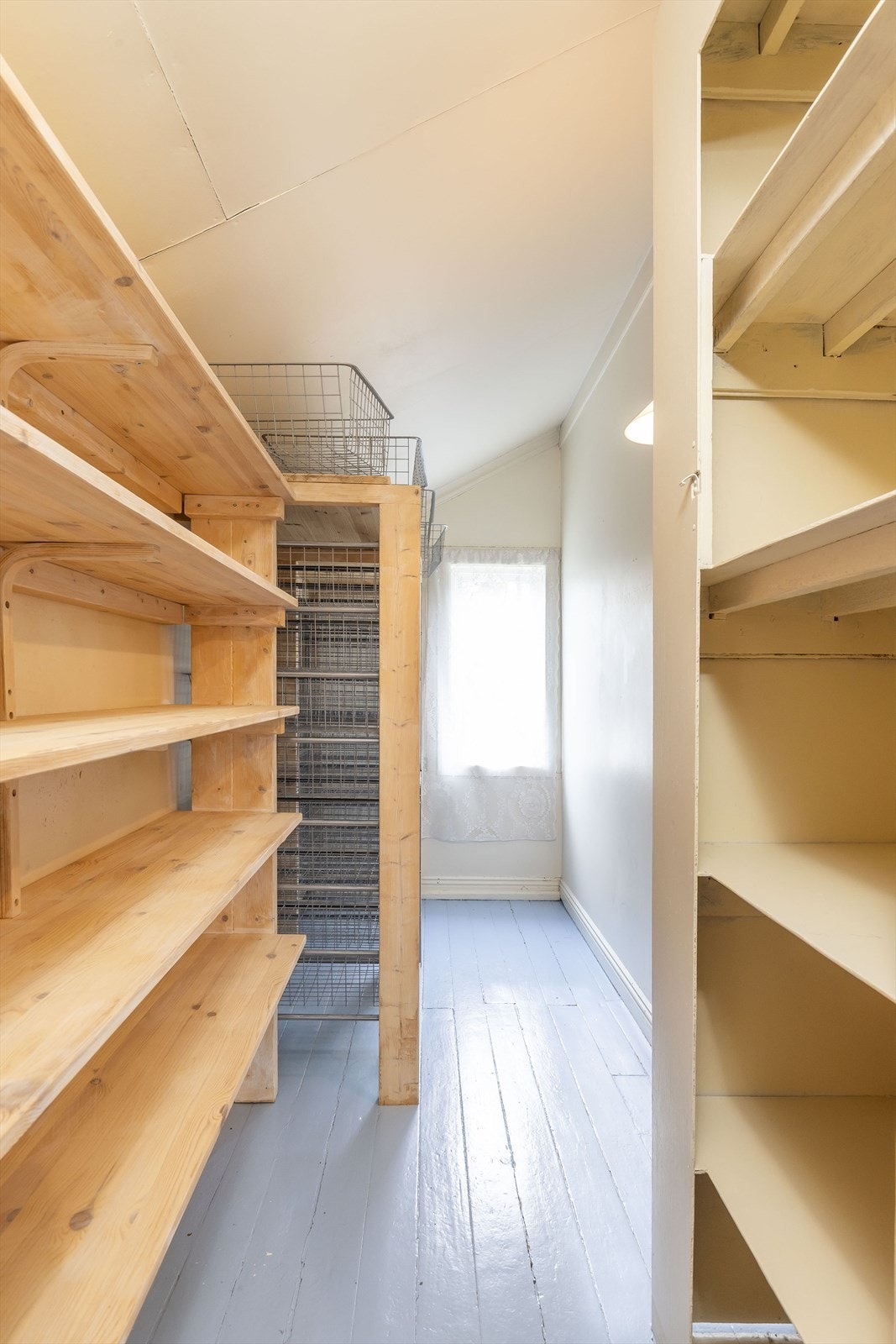 Walk in closet. Galleribilde